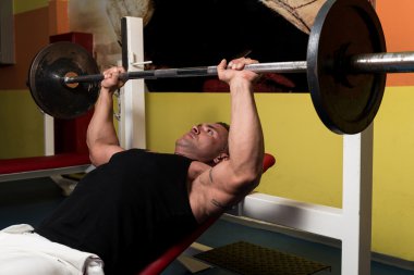 halterci bench press üzerinde