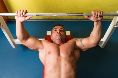 Spor salonunda çalışan adam.