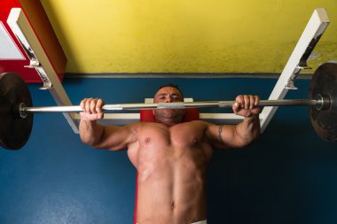 halterci benchpress üzerinde
