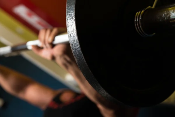 Hautnah beim Bankdrücken-Training — Stockfoto