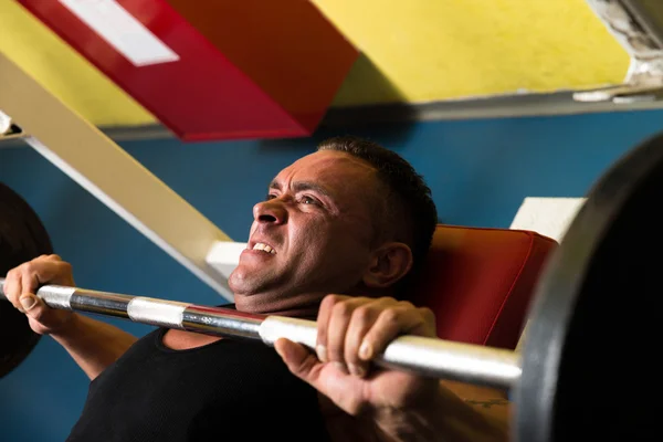 Inspanning van de bench press — Stockfoto