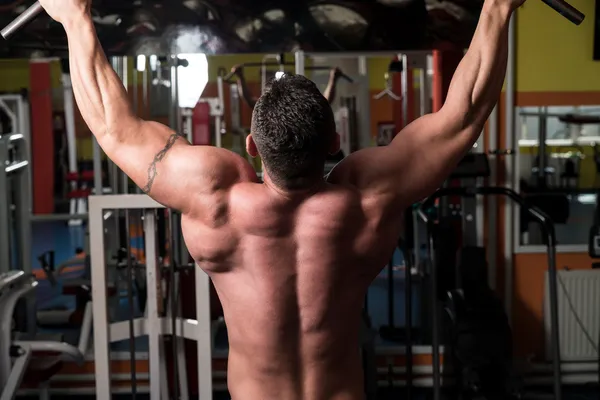 Hombre haciendo ejercicio en un gimnasio —  Fotos de Stock