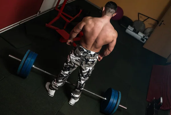 Homem se preparando para fazer deadlift — Fotografia de Stock