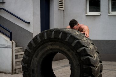 CrossFit eğitimden sonra dinlenme vücut geliştirmeci