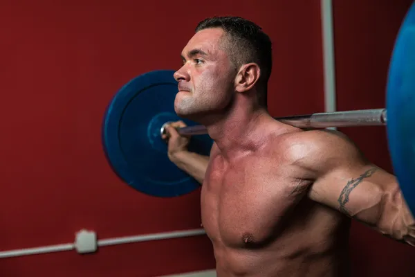 Body Builder haciendo sentadillas con barras —  Fotos de Stock