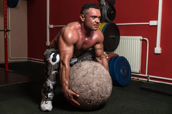 Bodybuilder Trying To Pick Up A Stone — Stock Photo, Image