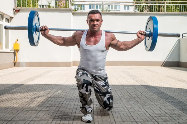 Training van de gymnastiek met barbell longe — Stockfoto