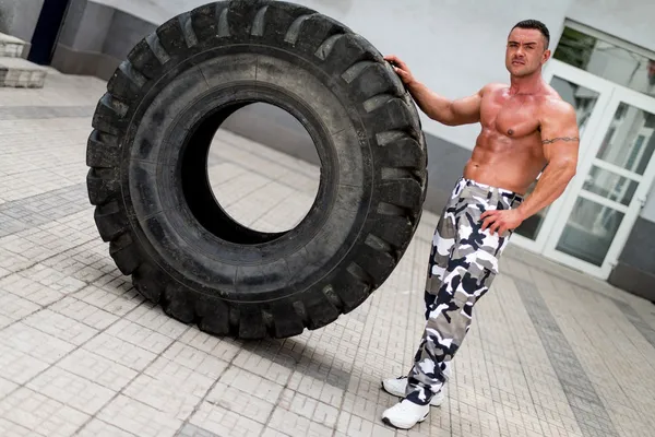 Bodybuilder rusten na het aanzetten van banden — Stockfoto