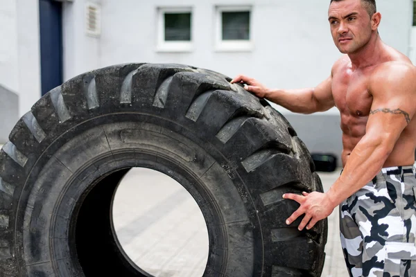 Homme musculaire au repos après l'entraînement des pneus — Photo