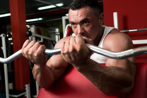 Muskulös man tränar i gym — Stockfoto