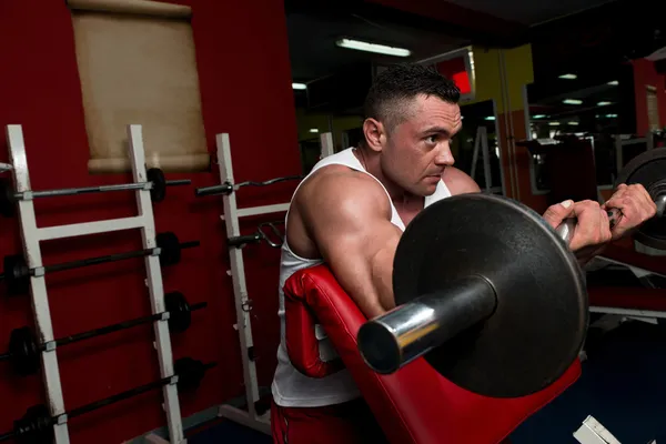 Bodybuilder faisant l'exercice lourd d'haltère — Photo