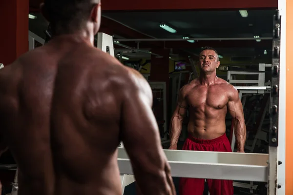 Ejercicios de la trampa del entrenamiento del club de salud — Foto de Stock