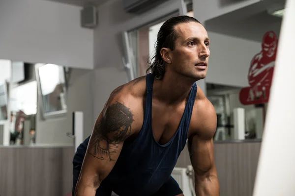 Homem fazendo exercício para as costas com Barbell — Fotografia de Stock