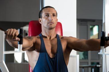 bench press egzersiz makinesi üzerinde çaba