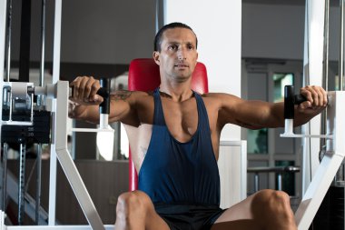 Bench press egzersiz makinesi