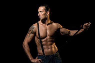 pantolon askısı ile çıplak yakışıklı adam