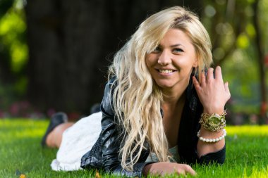 onun gözetiminde arayan genç bir kadın