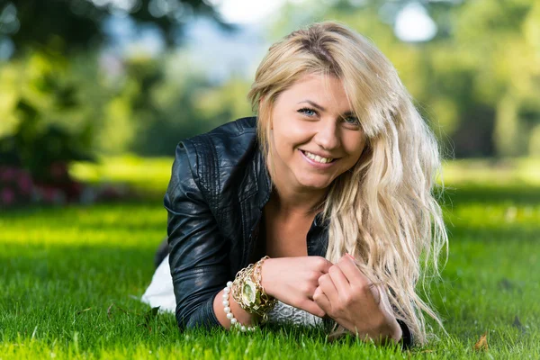 Fille jouer avec ses cheveux — Photo