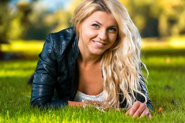 Girl Resting On Grass On A Sunny Day — Stock Photo, Image