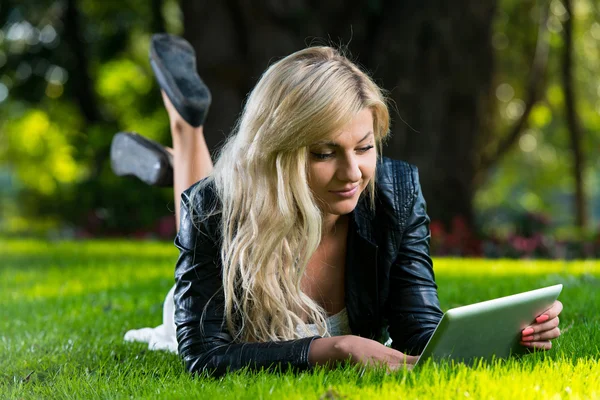 年轻女子使用平板电脑笔记本 — 图库照片