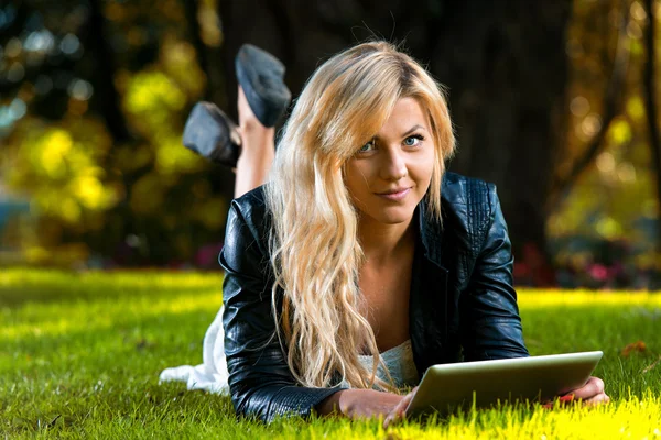 Woman Using Digital Tablet — Stock Photo, Image