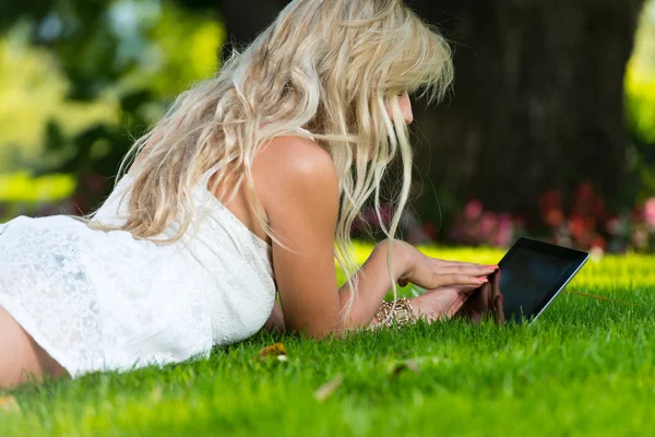 Woman Using Tablet Outdoors — Stock Photo, Image