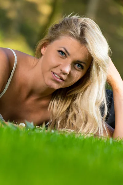 Femme reposant sur l'herbe — Photo