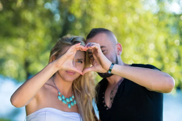 Tvar srdce ze dvou krásných dlaní — Stock fotografie