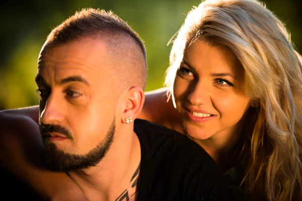 Young Couple Enjoying Themselves Outdoors — Stock Photo, Image