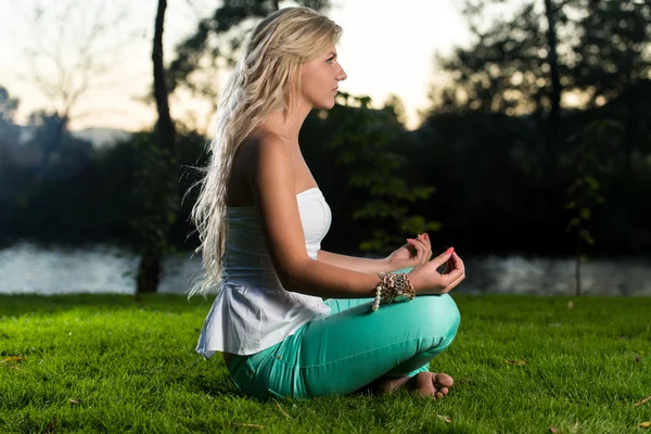 Woman Meditating — Stock Photo, Image