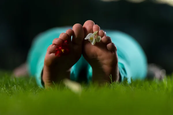 Pieds nus avec des fleurs — Photo