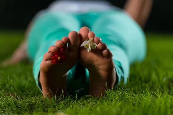 Bare Feet With Flowers — Stock Photo, Image