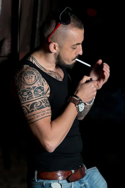 Jeune homme allumant un cigare — Photo
