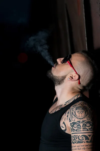 Hombre peligroso con cigarro aislado en negro —  Fotos de Stock
