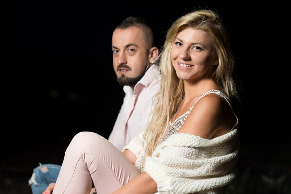 Primer plano de una alegre pareja disfrutando al aire libre —  Fotos de Stock