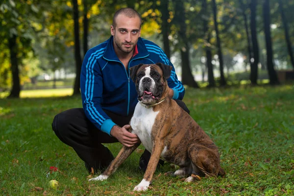 Människa och hund utomhus — Stockfoto