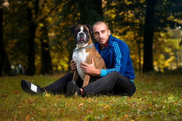 Man leker med hund i parken — Stockfoto