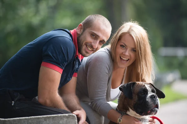 Sorridente coppia e suo cane — Foto Stock