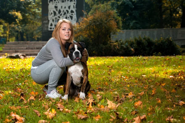 Femmes tenant un chien — Photo