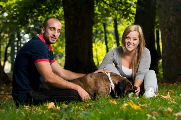 Young People With Their Dog In The Park — Stock Photo, Image