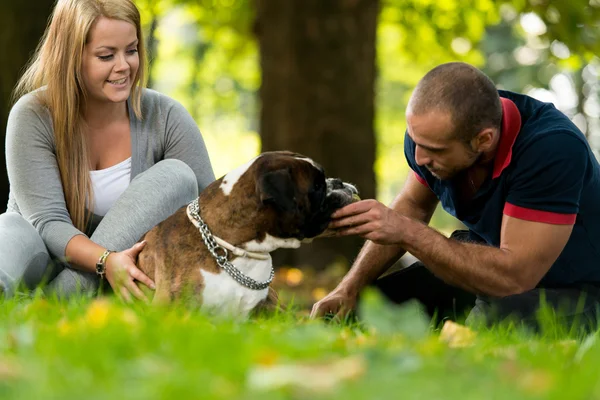 Sorridente coppia e suo cane — Foto Stock