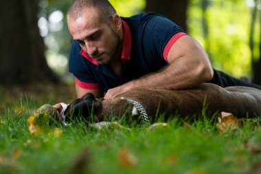 genç bir adam köpeğiyle Close-Up