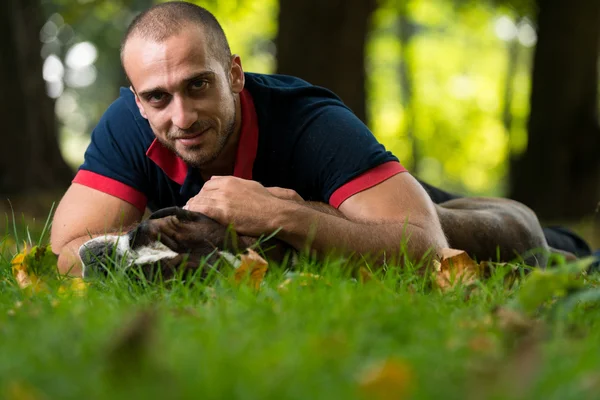 Närbild av en ung man med sin hund — Stockfoto