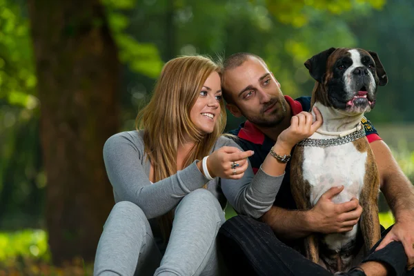 Coppia giocare con cane — Foto Stock