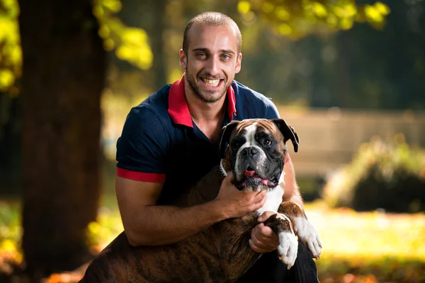 Homem segurando cão — Fotografia de Stock