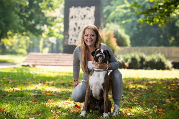 犬を持つ若い女性 — ストック写真