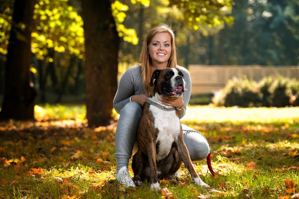 Gülümseyen kadın ve köpeği — Stok fotoğraf