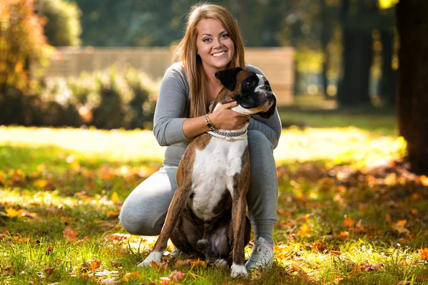 Glücklich hübsche Frau mit deutschen Boxer — Stockfoto