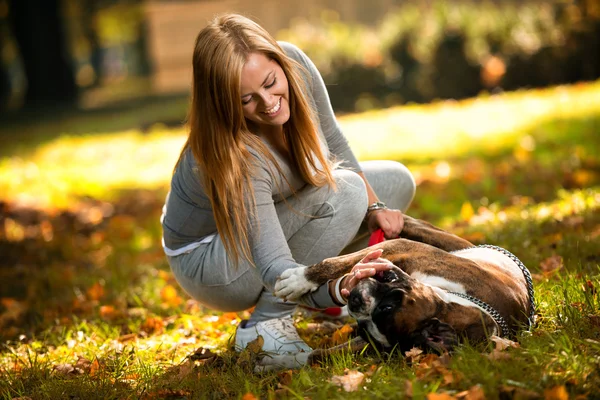 Молодые женщины с собакой — стоковое фото