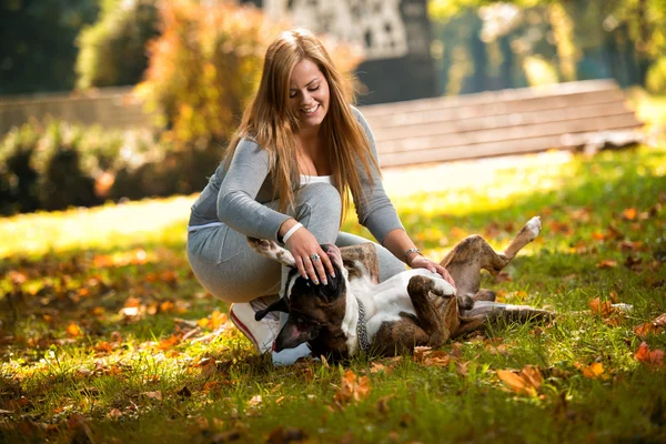 Sorrindo Feminino E Seu Cão — Fotografia de Stock